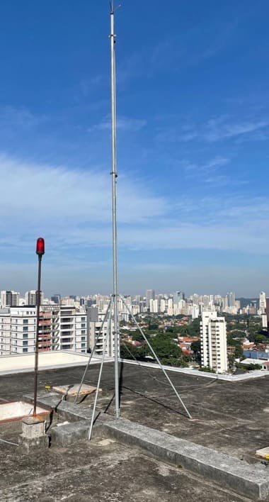 Mastro de Para-Raios instalado em cobertura de edifício em São Paulo